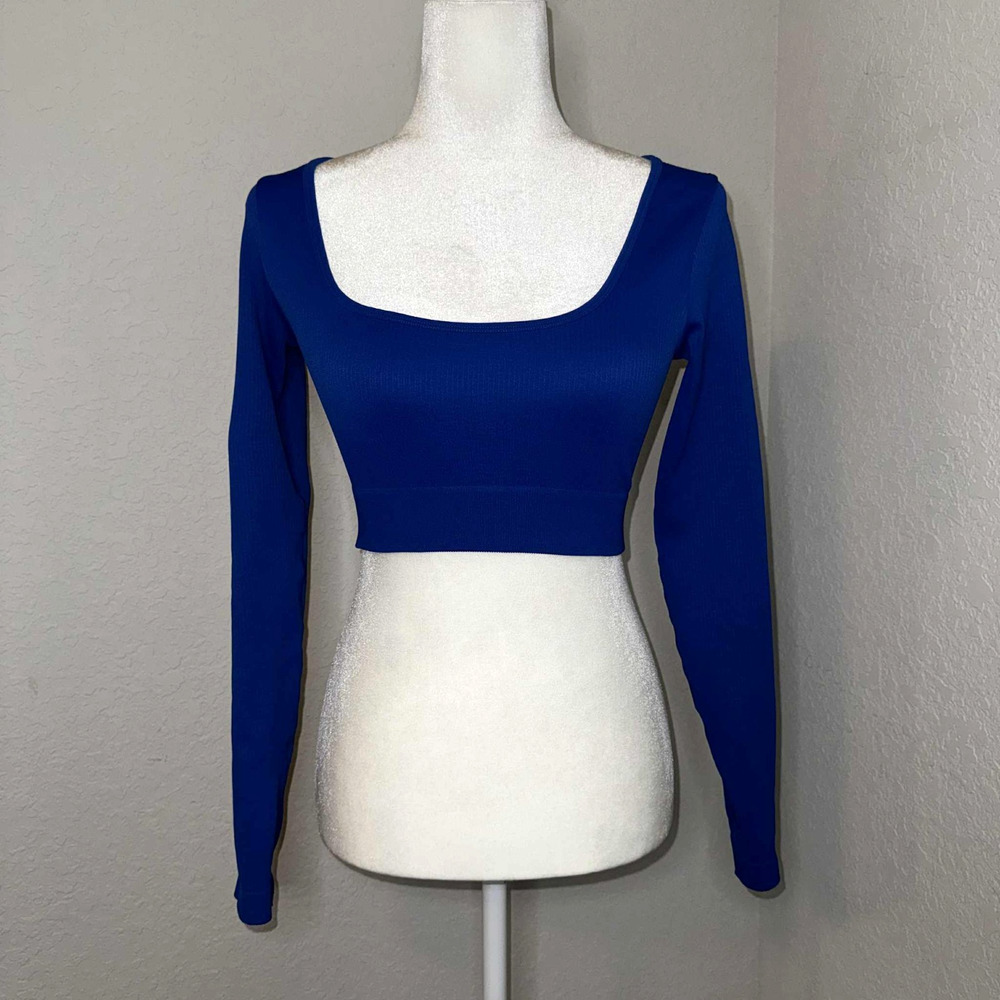 OQQ Cropped Top Women Medium Blue Nylon Stretch Ribbed Thumbhole Sleeve Athletic
